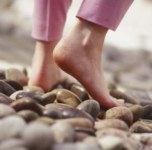 benefici camminare piedi nudi